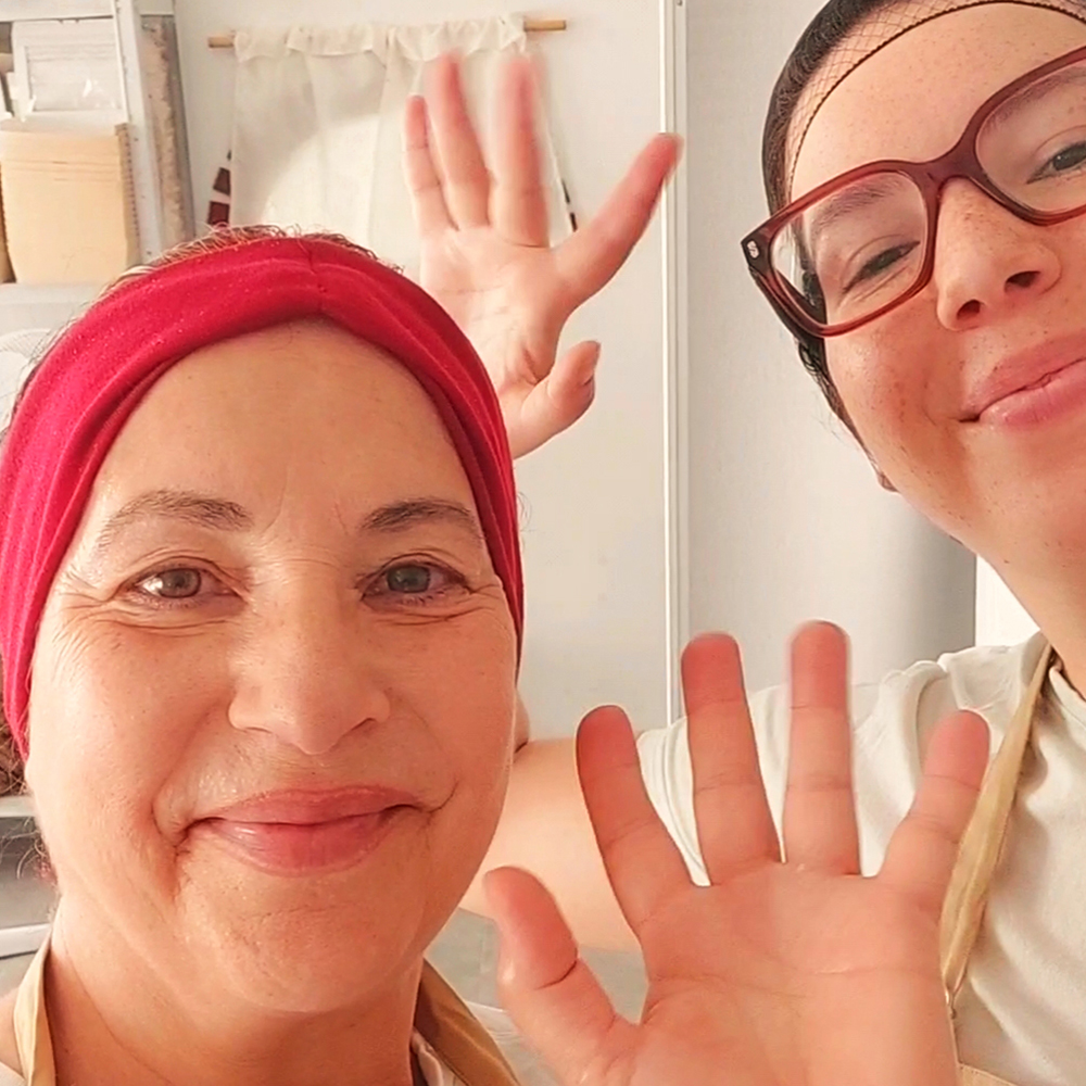 nosotras en nuestro obrador vegano, sin gluten, sin azúcar, artesanal ACAMICOOKIE