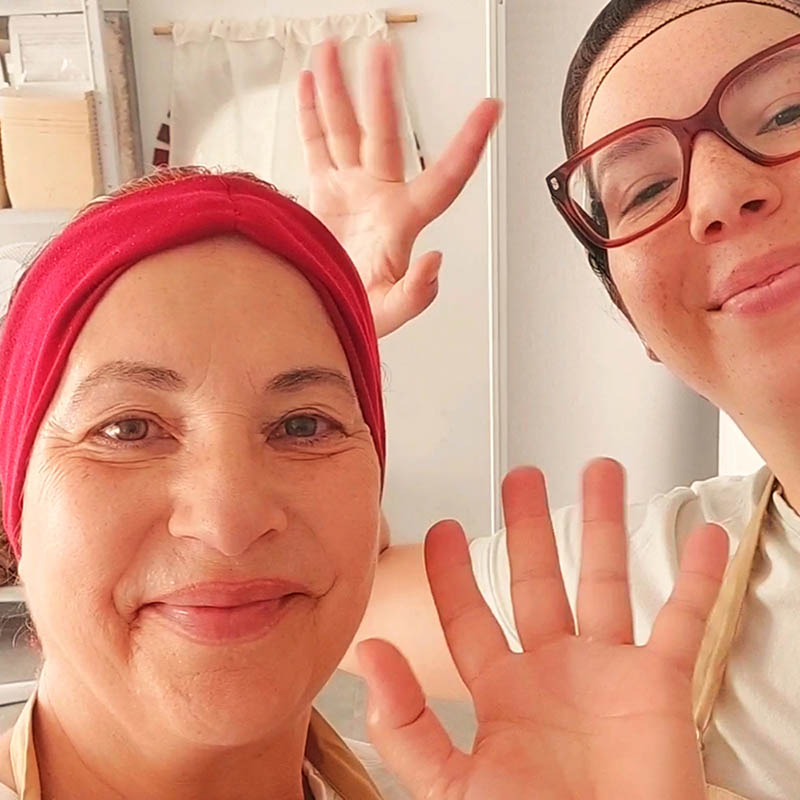 nosotras en nuestro obrador vegano, sin gluten, sin azúcar, artesanal ACAMICOOKIE